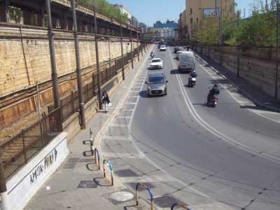 Il lungo marciapiede che un disabile dovrebbere percorrere per accedere alla stazione Quintino Sella visto dall'alto
